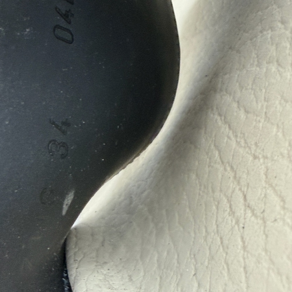 Gucci Textured Gray Pattern - Picture 14 of 14